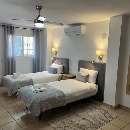 Sleeps 8 ヴィラ ベナアビス