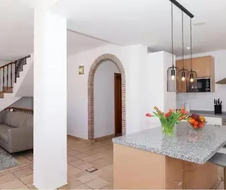 Villa Large Family Townhouse With Private Pool In Village Benahavís