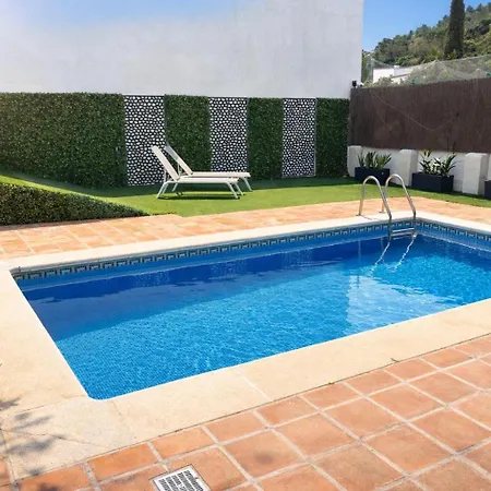 Villa Large Family Townhouse With Private Pool In Village